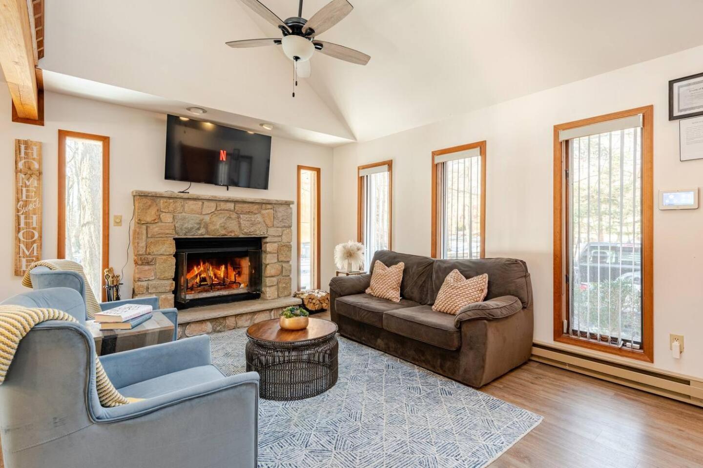 Cozy Cabin At Poconos With Hot Tub And Fire Pit East Stroudsburg Luaran gambar